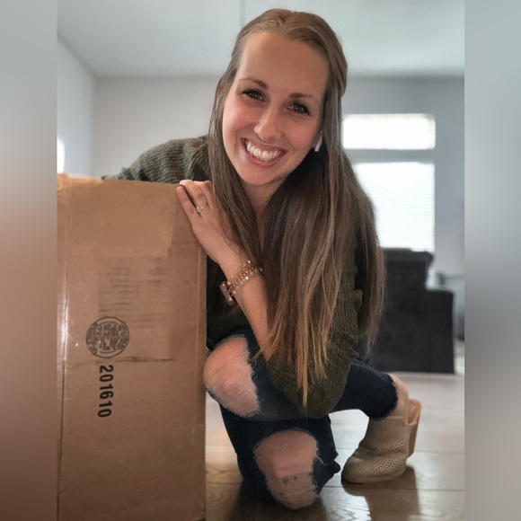 MEET YOUR POSHER 🥳❤️ - Picture 3 of 6